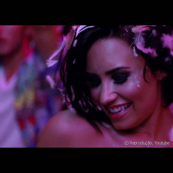 Olhos intensos fizeram parte da make da cantora Demi Lovato para seu novo clipe do single 'Cool for the Summer'